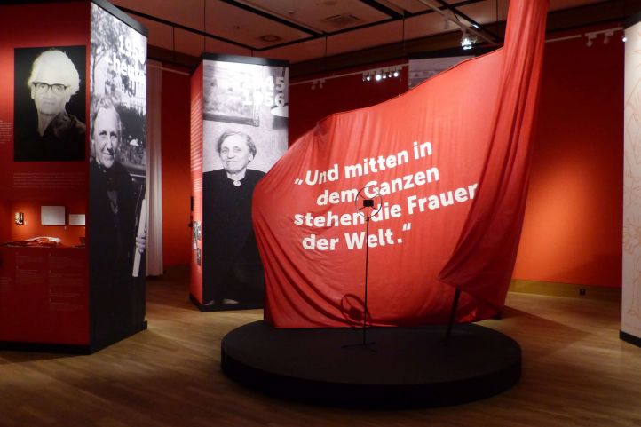 Ein Foto eines roten Ausstellungsraumes