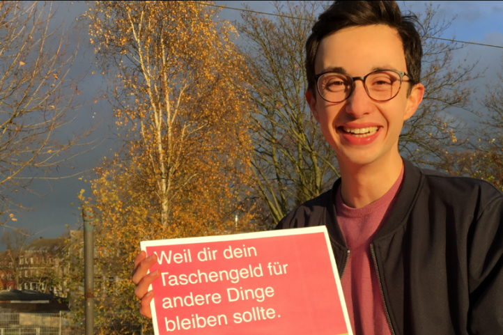 Der Initiator von freiefahrtfuerfreiwillige Dominik Evcimen zeigt das Kampagnenplakat