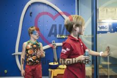 Zwei Kinder Jungen arbeiten in einem Labor