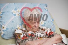 Eine alte Frau Seniorin liegt im Bett und schläft